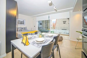 Skrivbord, strykjärn/strykbräda, wi-fi och sängkläder