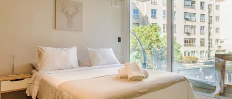 2 chambres, bureau, fer et planche Ă repasser, lit parapluie