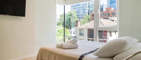 2 chambres, bureau, fer et planche Ă repasser, lit parapluie