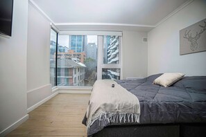 2 Schlafzimmer, Schreibtisch, Bügeleisen/Bügelbrett, Reisekinderbett