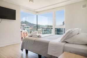 2 bedrooms, desk, iron/ironing board, WiFi