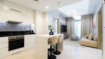 Deluxe Apartment, Balcony, City View | Private kitchen | Fridge, microwave, oven, stovetop