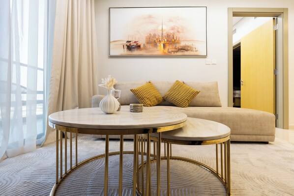 Deluxe-Apartment, Balkon, Stadtblick | Wohnbereich