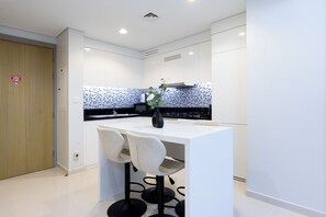 Deluxe Apartment, Balcony, City View | Private kitchen | Fridge, microwave, oven, stovetop