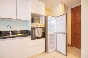 冰箱、微波炉、烤箱、炉灶