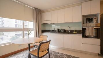 Kylskåp, mikrovågsugn, ugn och spishäll