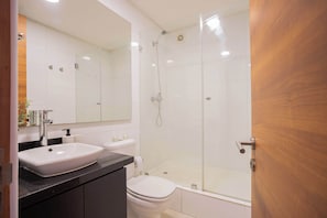 Shower, hair dryer, towels - Studio in Las Condes: Pool, Gym & Prime Location! (Las Condes)