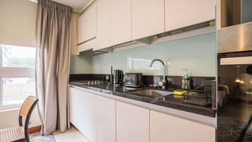 Geladeira, micro-ondas, fogão, cooktop