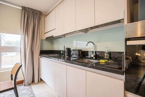 Refrigerador, microondas, horno, placa de cocina