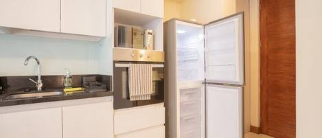 Frigorífico, microondas, horno y placa de cocina