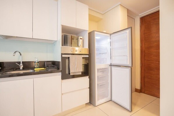 冷蔵庫、電子レンジ、オーブン、コンロ