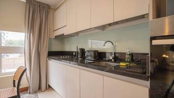 Een koelkast, een magnetron, een oven, een kookplaat