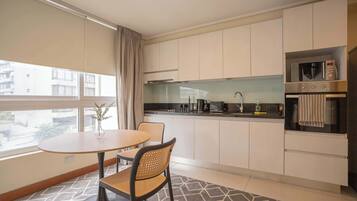 Een koelkast, een magnetron, een oven, een kookplaat