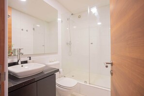 淋浴设施、吹风机、毛巾