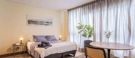 Tabla de planchar con plancha, wifi y ropa de cama