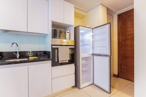 Fridge, microwave, oven, stovetop - Studio in Las Condes: Pool, Gym & Prime Location! (Las Condes)