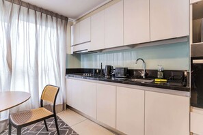 Geladeira, micro-ondas, fogão, cooktop