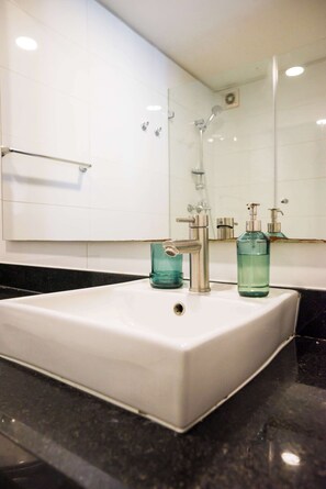 Dusche, Haartrockner, Handtücher