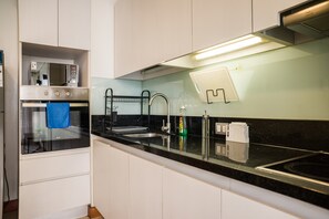 Fridge, microwave, oven, stovetop - Exclusive Apartment in Las Condes with Pool, For 3 (Las Condes)