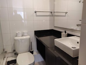 Een douche, een haardroger, handdoeken