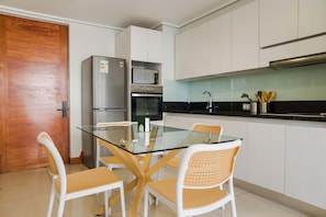 Fridge, microwave, oven, stovetop - Modern Chic Oasis: Sophisticated Las Condes Stay (Las Condes)