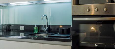 Réfrigérateur, four à micro-ondes, un four, surface de cuisson