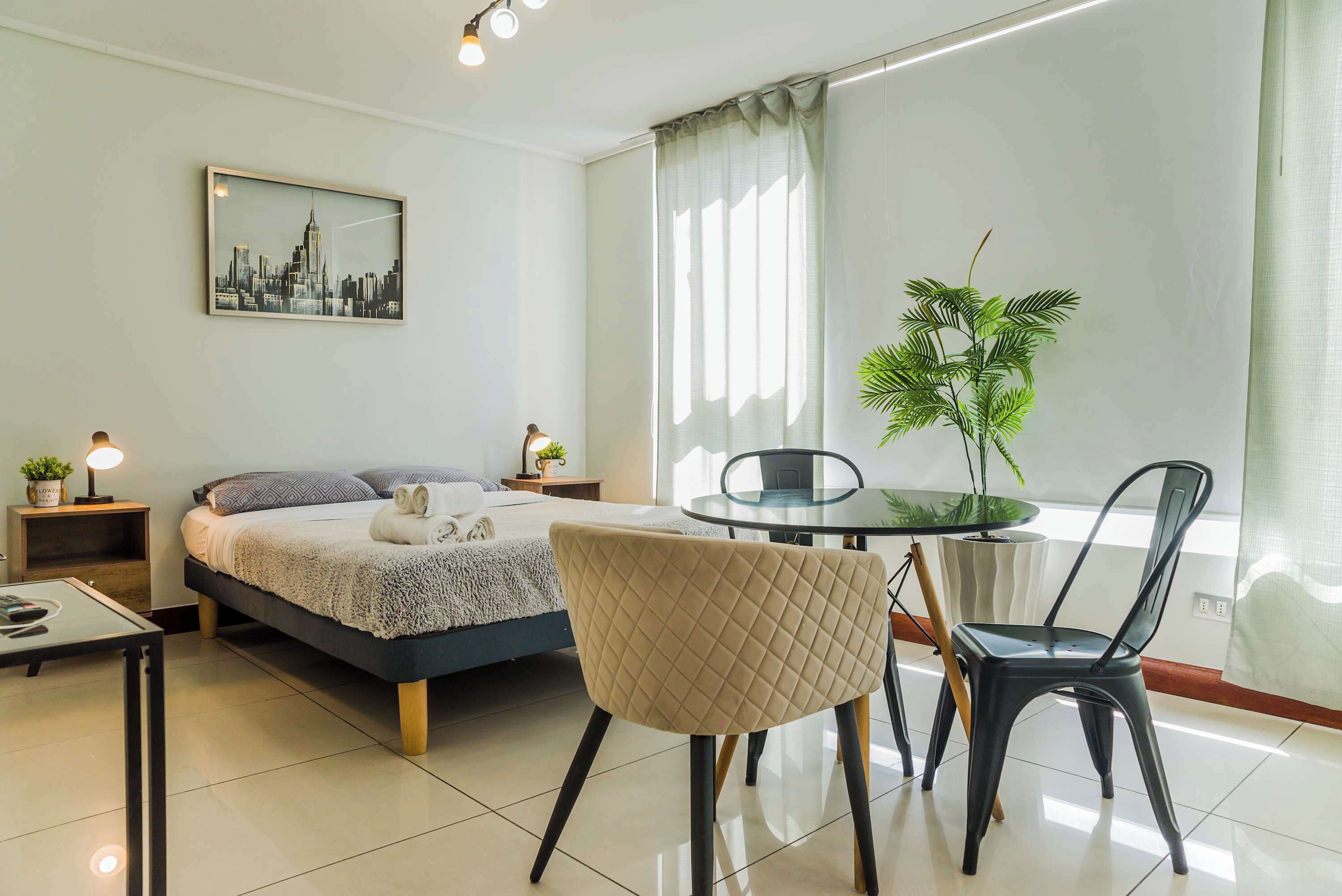 Tabla de planchar con plancha, wifi y ropa de cama 