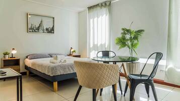 Tabla de planchar con plancha, wifi y ropa de cama