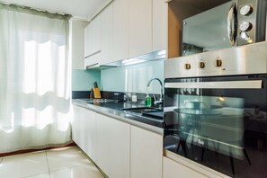 Kühlschrank, Mikrowelle, Ofen, Herdplatte