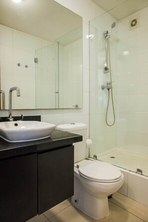 Shower, hair dryer, towels - Charming Studio in Las Condes with Pool | Ideal 2 (Las Condes)