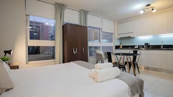 Een strijkplank/strijkijzer, wifi, beddengoed