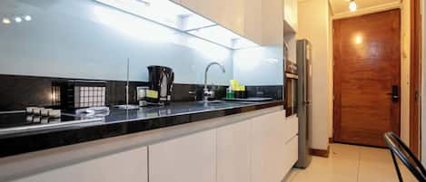 Frigorífico, microondas, horno y placa de cocina