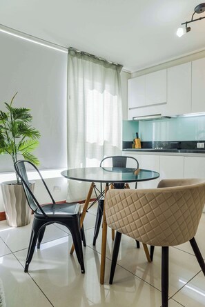 Dining - Charming Studio in Las Condes with Pool | Ideal 2 (Las Condes)