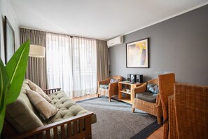 TV, offices - Spectacular Views from a Modern Apartment (Las Condes)