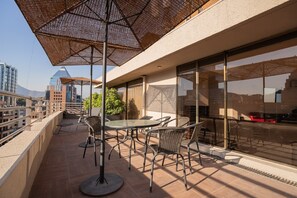 Outdoor dining - Spectacular Views from a Modern Apartment (Las Condes)