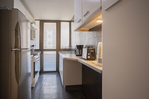 Fridge, microwave, oven, stovetop - Your Stylish Urban Escape by Costanera Center (Las Condes)