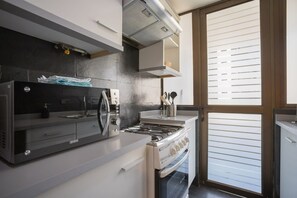 冷蔵庫、電子レンジ、オーブン、コンロ