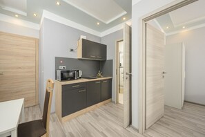 Fridge, microwave, stovetop, cookware/dishes/utensils