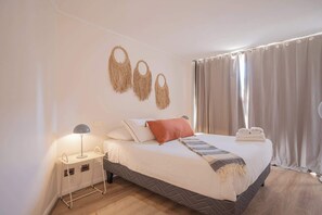 1 bedroom, iron/ironing board, WiFi, bed sheets - Stylish 1BR in Las Condes w/Pool and Free Parking (Las Condes)
