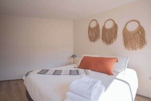 1 bedroom, iron/ironing board, WiFi, bed sheets - Stylish 1BR in Las Condes w/Pool and Free Parking (Las Condes)