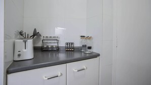 Una cucina con un tostapane, un set di coltelli e un barattolo di vetro sul piano di lavoro.