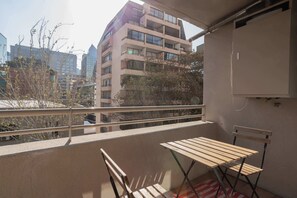 Outdoor dining - Stylish 1BR in Las Condes w/Pool and Free Parking (Las Condes)