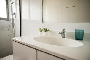 Shower, hair dryer, towels - Chic 1BR Flat near Costanera Center | Stylish Stay (Las Condes)