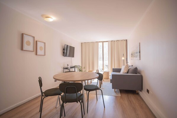 Dining - Stylish 1BR in Las Condes w/Pool and Free Parking (Las Condes)