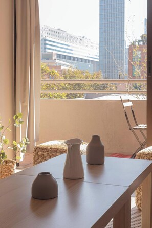 Outdoor dining - Stylish 1BR in Las Condes w/Pool and Free Parking (Las Condes)