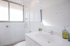 Shower, hair dryer, towels - Stylish 1BR in Las Condes w/Pool and Free Parking (Las Condes)