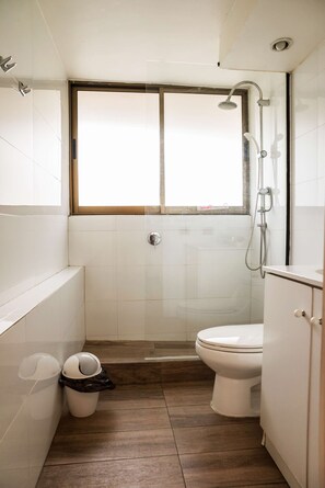 Shower, hair dryer, towels - Chic 1BR Flat near Costanera Center | Stylish Stay (Las Condes)