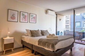 1 slaapkamer, een bureau, een strijkplank/strijkijzer, wifi