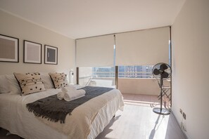 1 bedroom, iron/ironing board, WiFi, bed sheets - Stylish 1-BR Oasis Steps from Costanera Center (Las Condes)