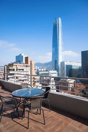 Outdoor dining - Stylish 1-BR Oasis Steps from Costanera Center (Las Condes)